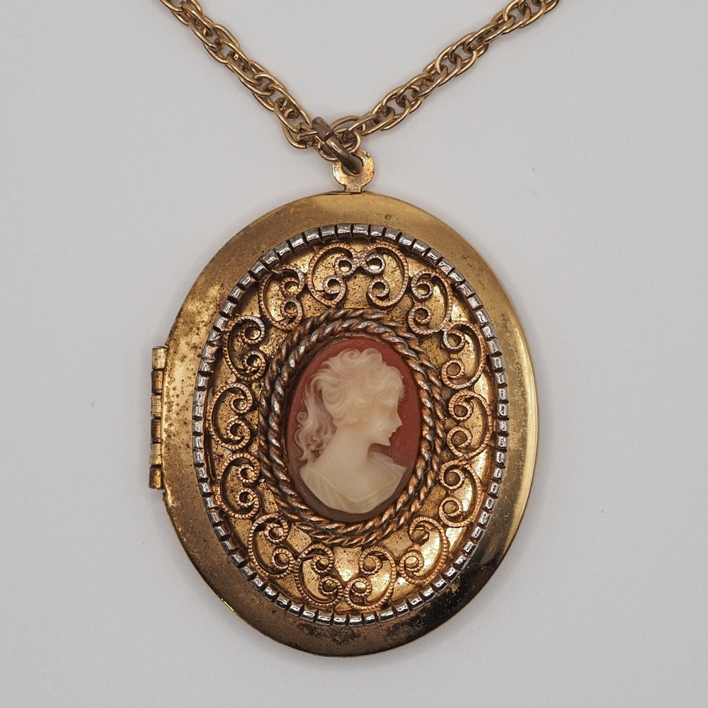 Vintage Cameo Photo Locket Necklace Gold Tone Filigree Scrollwork Lady Profile